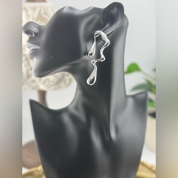 Modern Abstract Silver Drop Earrings – Statement Sculptural Design - Picture 8 of 10